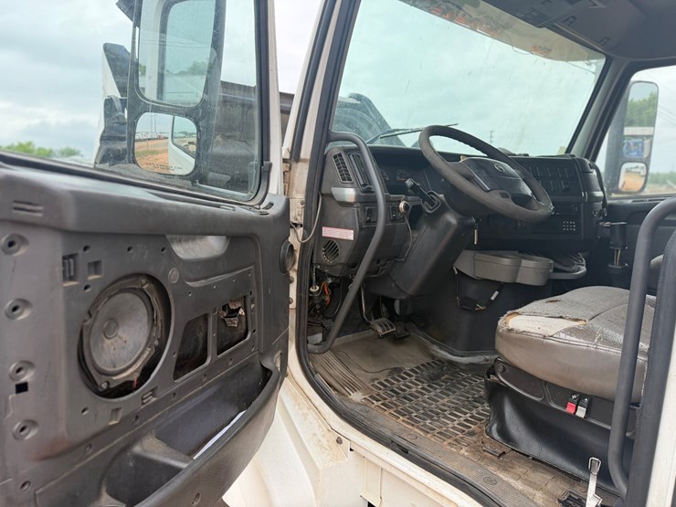 #571-•-2005-volvo-vnl-truck-image-12
