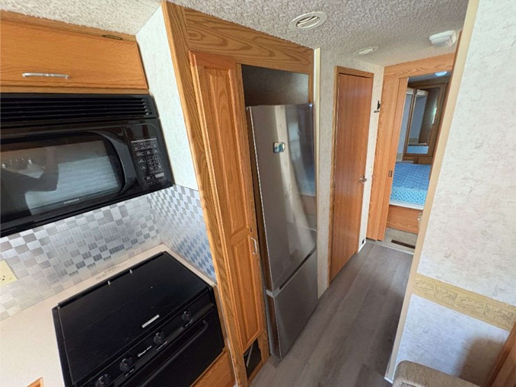 2003-winnebago-"brave"-motor-home-(12,893-miles-showing)-image-25