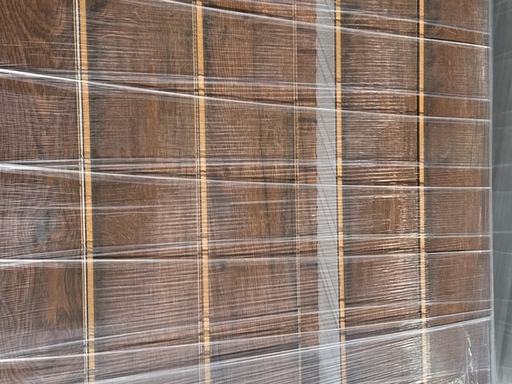 #704-•-23-boxes-of-new-flooring-464.37-sq-ft-mohawk.-product-is-western-row-red-clay-oak-image-3