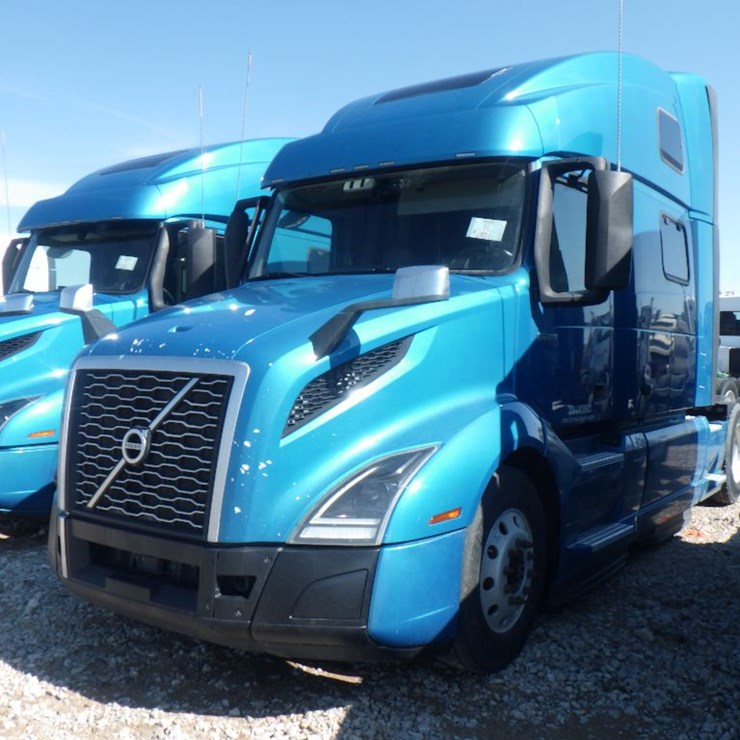 2020 VOLVO VNL860