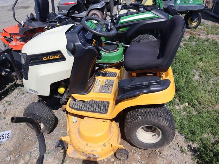 cub-cadet-lxt1050-riding-mower-image-5