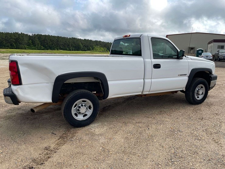 2006-chevrolet-silverado-2500-image-3