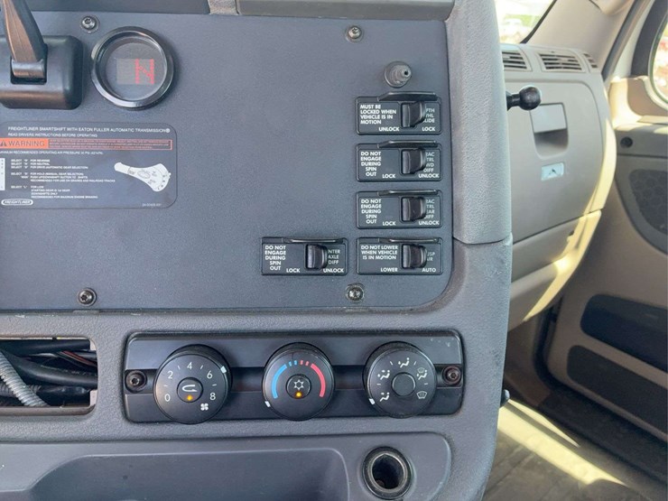 2010-freightliner-cascadia-113-image-25
