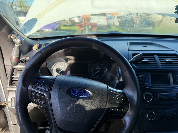 2017-ford-explorer-image-32