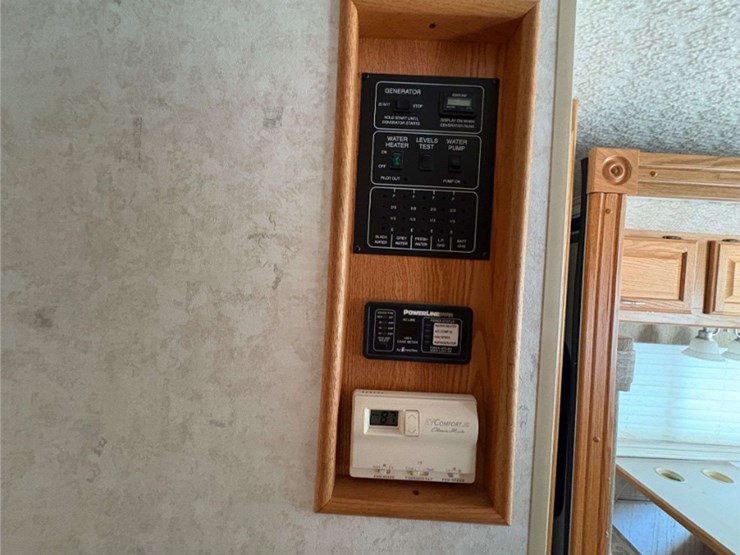2003-winnebago-"brave"-motor-home-(12,893-miles-showing)-image-27