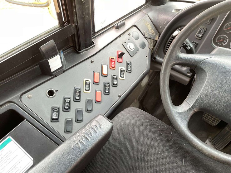 2012-freightliner-b2-image-12