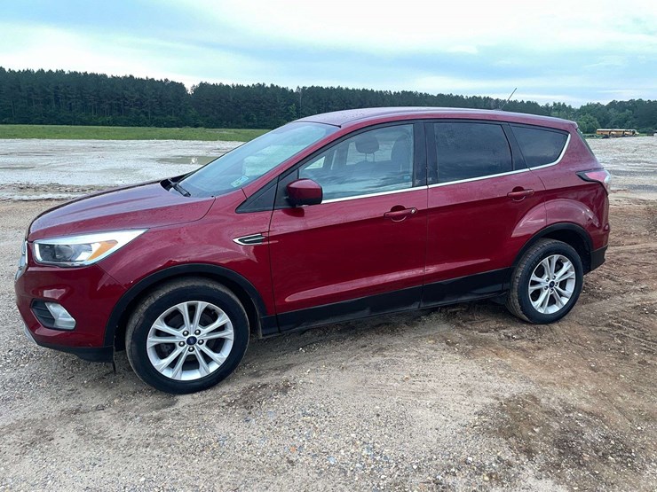 2017-ford-escape-se-image-1