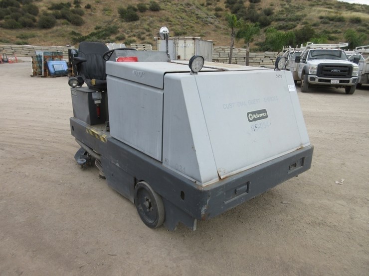 advance-7765-ride-on-floor-sweeper,-image-2
