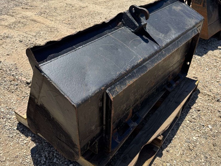 heavy-duty-5'-skid-steer-bucket-w/-replaceable-cutting-edge-image-3