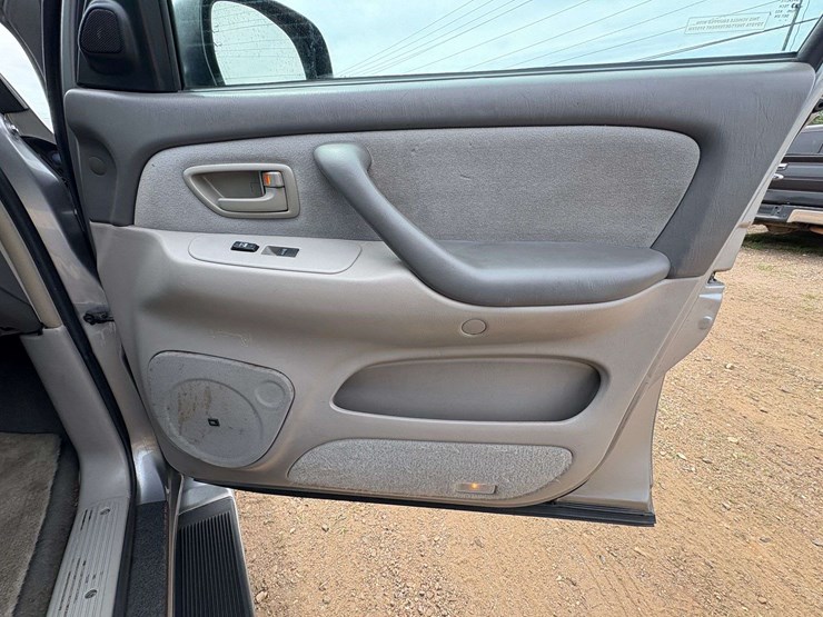 2006-toyota-sequoia-image-23