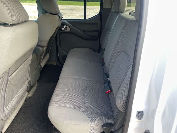 2012-nissan-frontier-sv-image-14