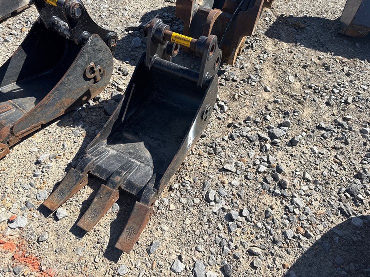 #42706-•-12"-mini-excavator-bucket-w/teeth-inv#-42706-image-1
