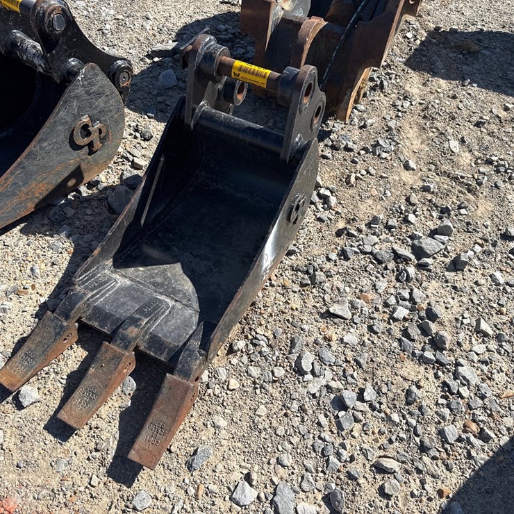 #42706 • 12" Mini Excavator Bucket w/Teeth INV# 42706