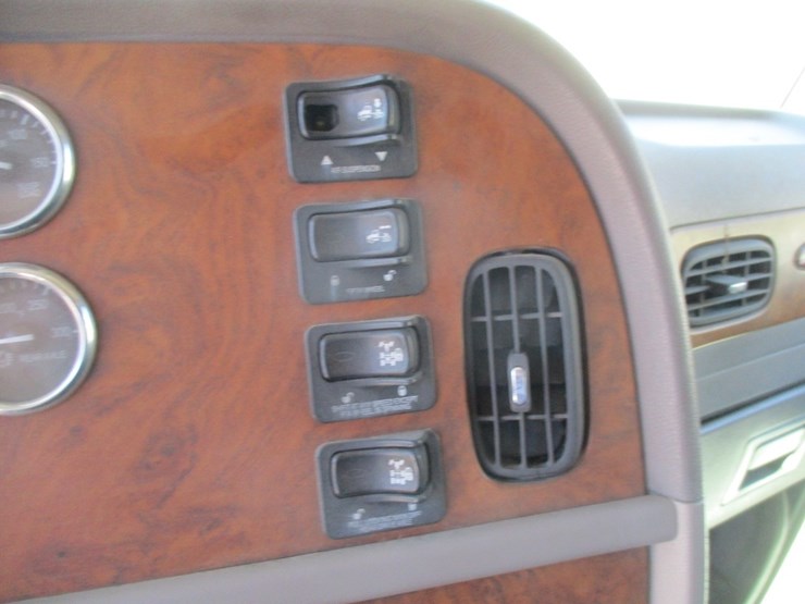 2008-peterbilt-367-image-11
