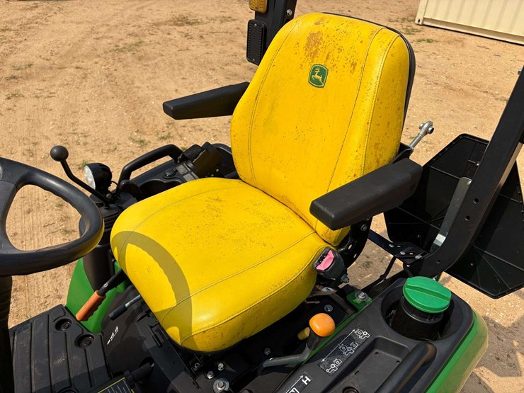 2025-john-deere-1025r-image-12
