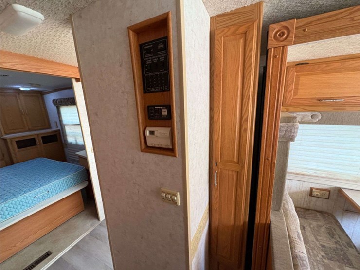 2003-winnebago-"brave"-motor-home-(12,893-miles-showing)-image-26