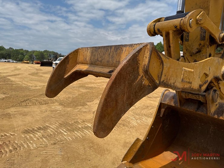 2021-caterpillar-325-image-11