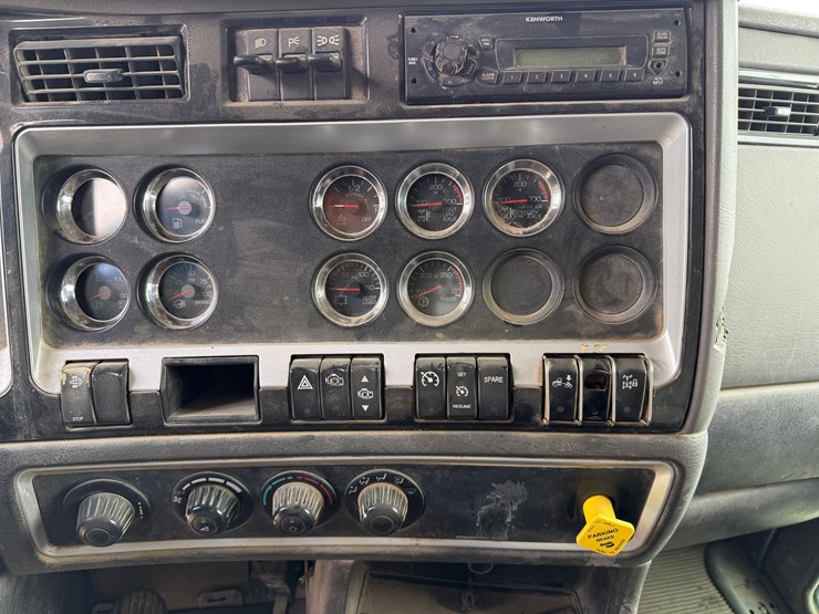 2011-kenworth-t800-image-18