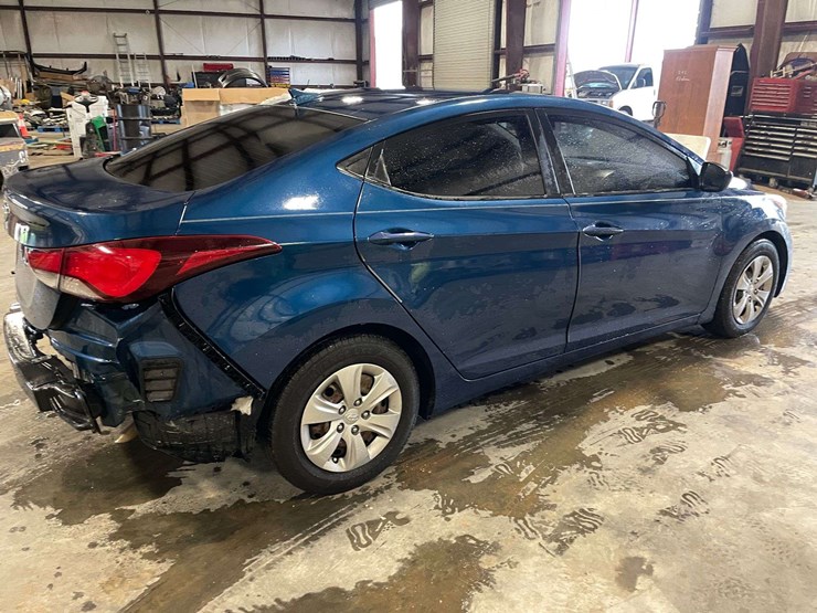 2016-hyundai-elantra-4-door-sedan-(99,032-miles)-wrecked-image-3