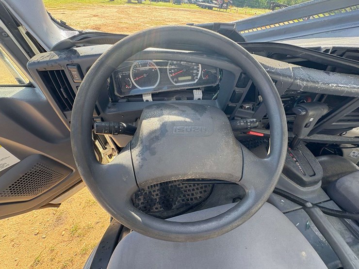 2021-isuzu-npr-image-13