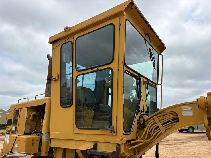 caterpillar-120-image-12