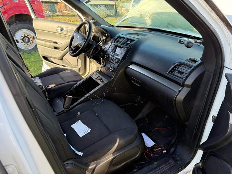 2017-ford-explorer-image-27