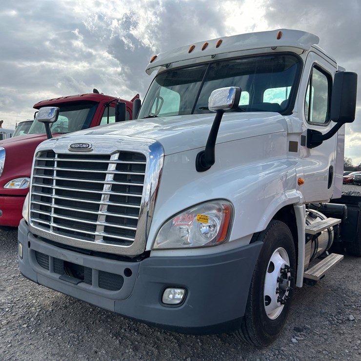 #37236 • 2016 Freightliner Cascadia T/A Daycab Truck Tractor 3AKJGEDV4GDHC4172 INV# 37236