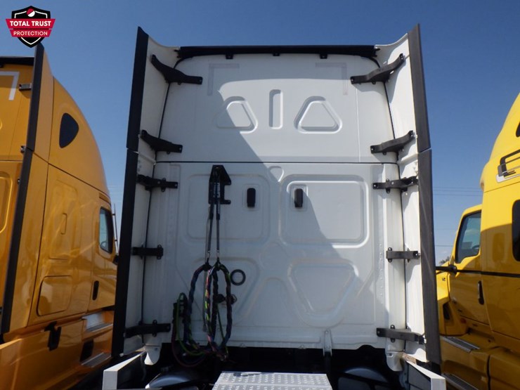 2022-freightliner-cascadia-126-image-11