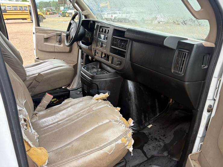 2018-chevrolet-express-3500-image-19