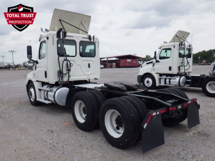 2019-freightliner-cascadia-126-image-11