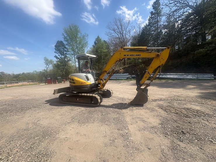 new-holland-e50b-image-2