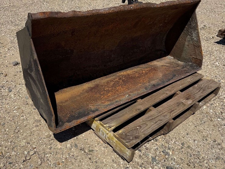 heavy-duty-5'-skid-steer-bucket-w/-replaceable-cutting-edge-image-1