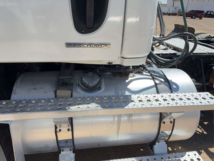 2010-freightliner-cascadia-113-image-6