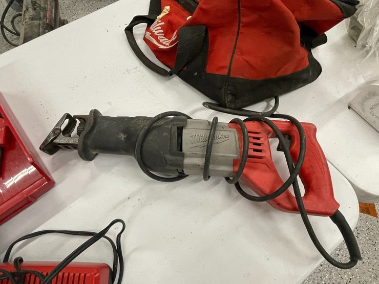 #8615-•-milwaukee-corded-sawzall-image-10
