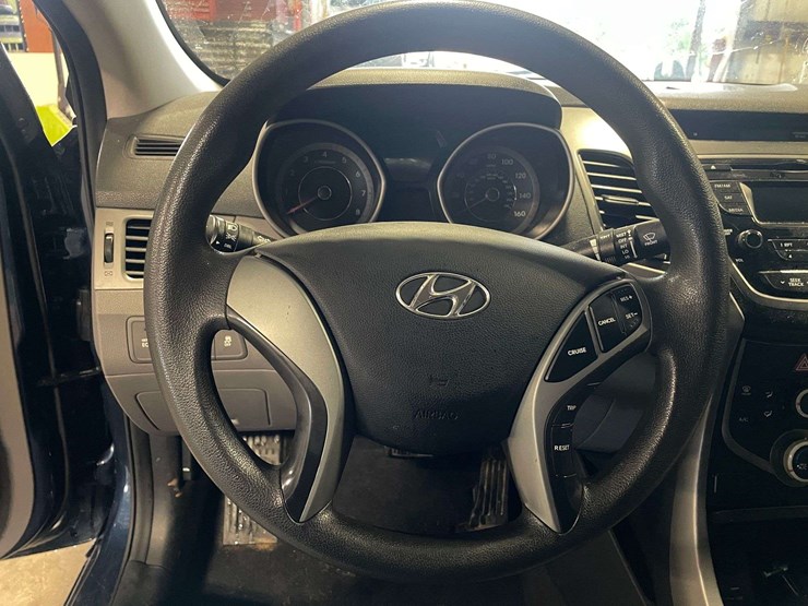 2016-hyundai-elantra-4-door-sedan-(99,032-miles)-wrecked-image-12