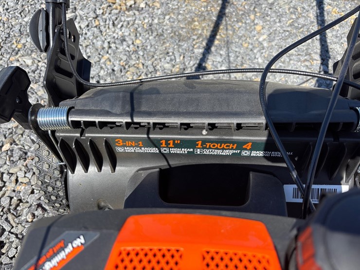 #552-•-22-inch-steel-deck-six-speed-3-1-yard-max-push-mower-image-8
