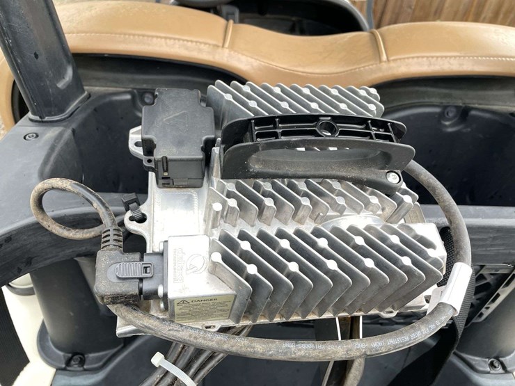 2022-club-car-tempo-2-passenger-48-volt-golf-cart-with-charger-image-14