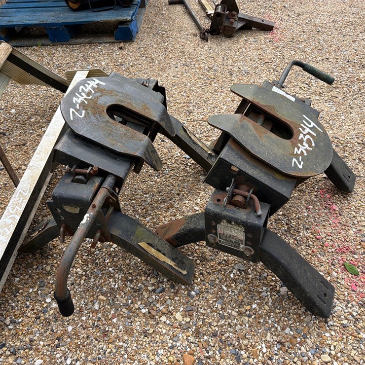 #36344 • QTY 2, 5TH WHEELS HITCHES