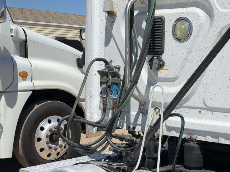 2010-freightliner-cascadia-113-image-13