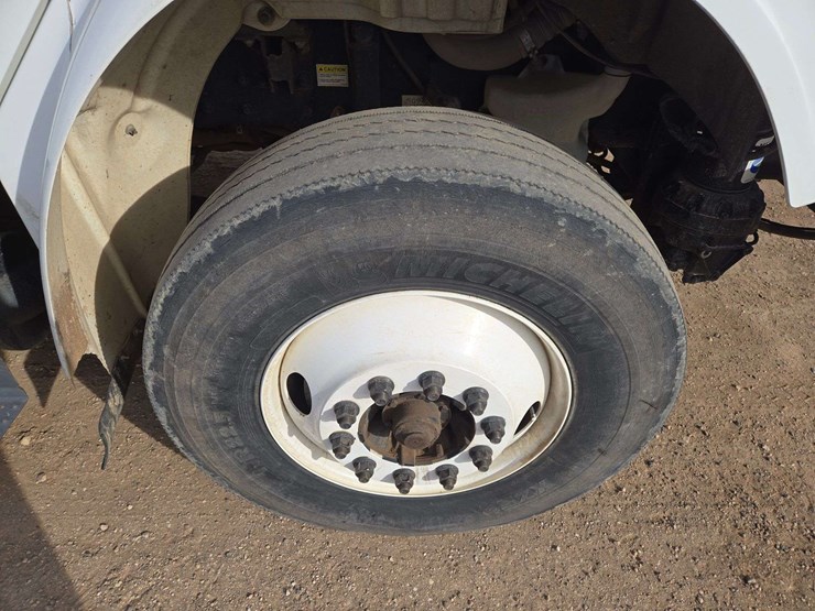 2013-freightliner-m2-106-image-14