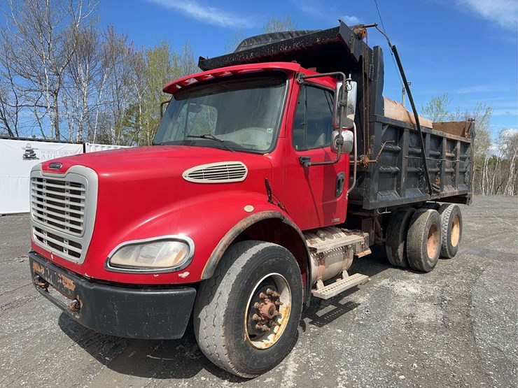 2006-freightliner-m2-106-image-1