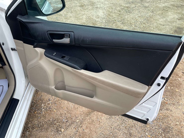 2014-toyota-camry-le-4-door-sedan-(169,990-miles)-image-17
