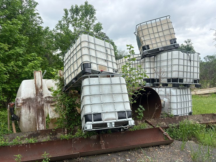 #23983-•-lot-of-(13)-poly-tanks-w/-cage-image-3