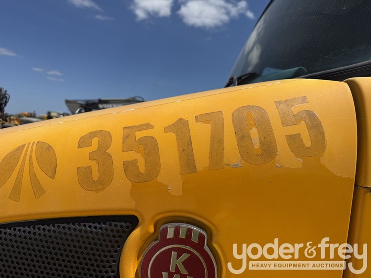 2016-kenworth-t300-image-21