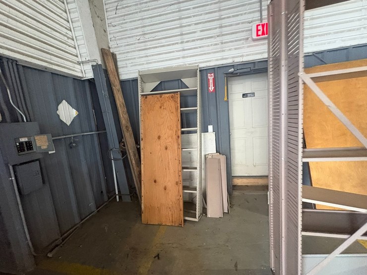 #42113-•-lot-of-miscellaneous-doors-&-shelving-image-8