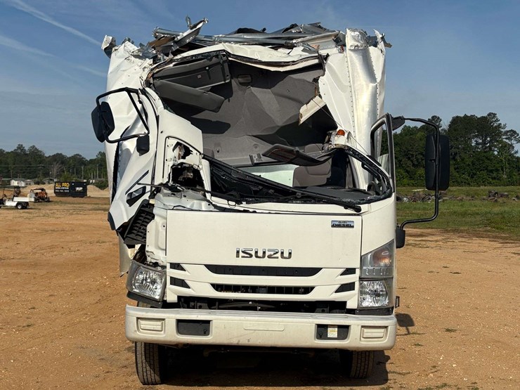 2021-isuzu-npr-image-5