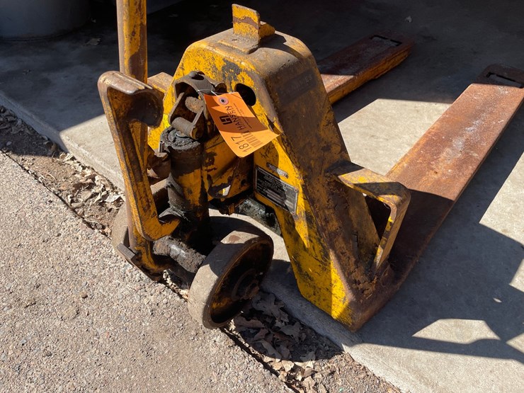 #1817-•-barrett-pallet-jack-image-6