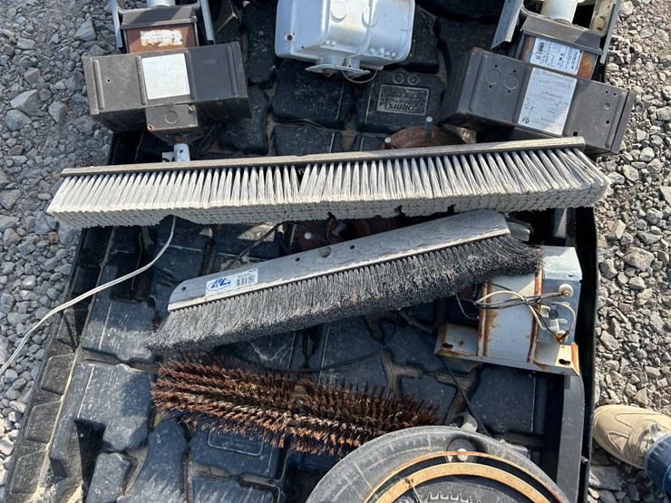 #25639-•-pallet-of-lights,-push-broom-heads,-misc-inv#-25639-image-10