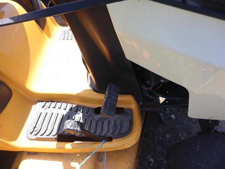cub-cadet-lxt1050-riding-mower-image-15
