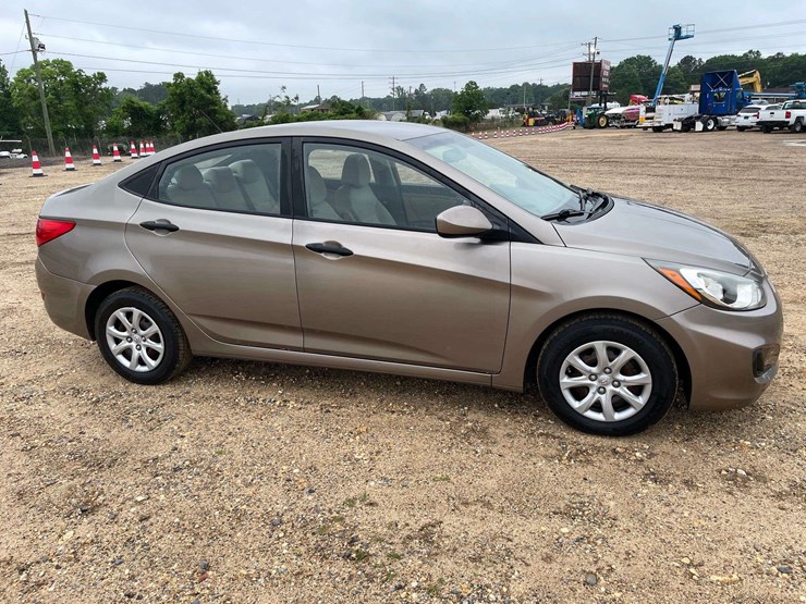 2012-hyundai-accent-4-door-sedan-(155,416-miles)-image-4